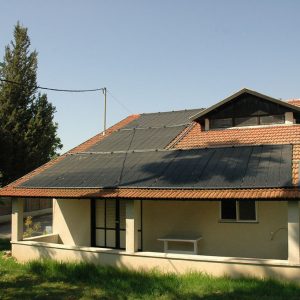 מערכת סולארית לחימום בריכת שחיה - בית משפחת קלמן, אפקה - כפר הנגיד